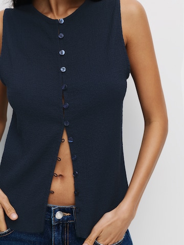 Vestă tricotată de la Pull&Bear pe albastru