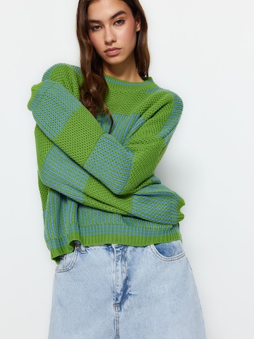 Pull-over Trendyol en vert : devant