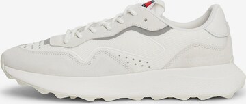 Sneaker low de la Tommy Jeans pe alb: față