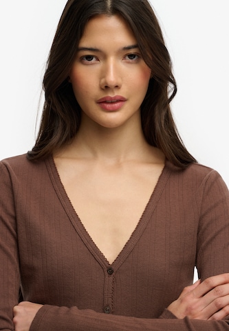 Superdry & Co Gebreid vest 'Athletic Essential' in Bruin