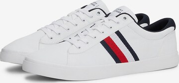 TOMMY HILFIGER Σνίκερ χαμηλό 'Essential Iconic' σε λευκό