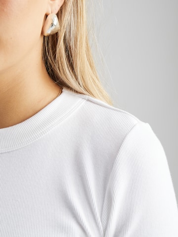 Peppercorn - Camiseta 'Phoebe' en blanco