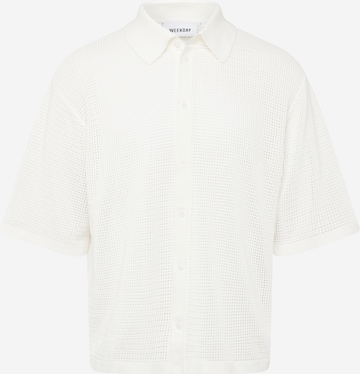 Coupe regular Chemise WEEKDAY en blanc : devant