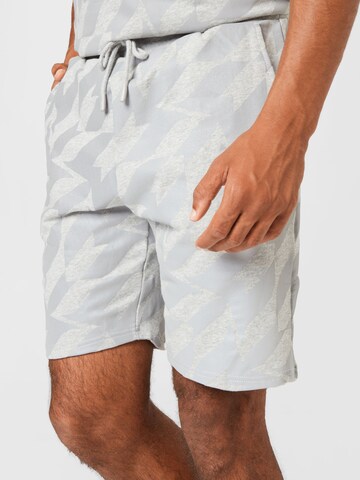 SikSilk Regular Shorts in Grau