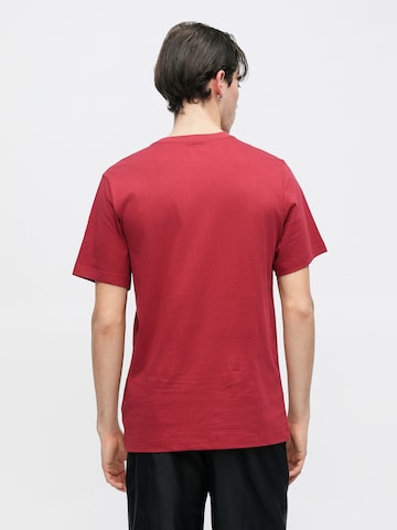 Coupe regular T-Shirt 'Club' Nike Sportswear en rouge