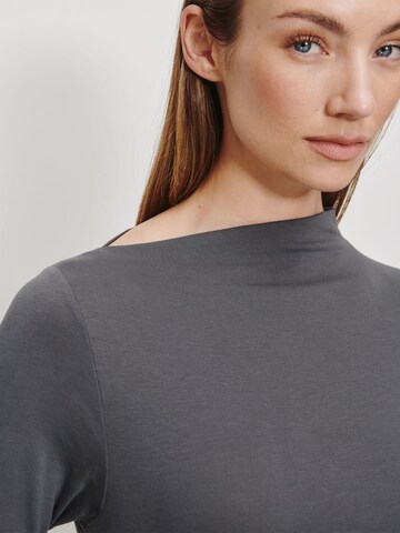 Maglietta di RÆRE by Lorena Rae in grigio