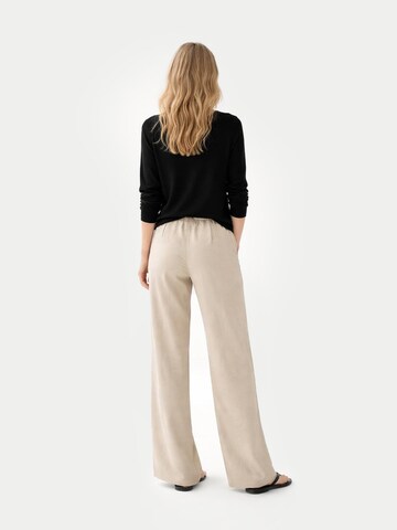 GOBI Cashmere Trui 'Women's Essential Cashmere V-Neck Sweater' in Zwart