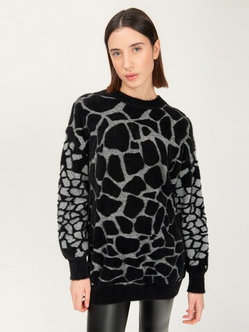 Influencer Pullover in Grau: Vorderseite