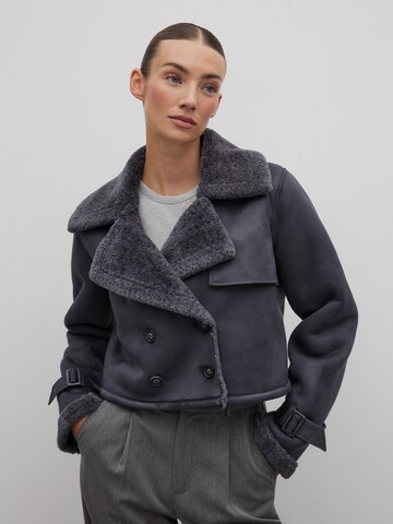 RÆRE by Lorena Rae Jacke in Grau: Vorderseite