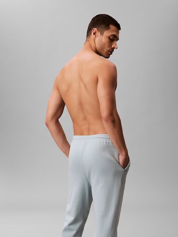 Calvin Klein Tapered Hose in Blau