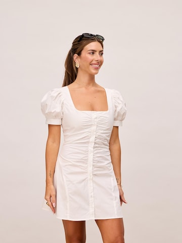 noar studios Φόρεμα σε λευκό: μπροστά