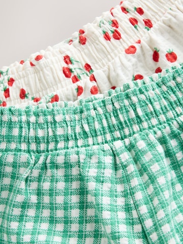 Next Regular Shorts in Grün