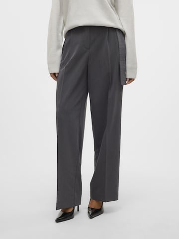 VERO MODA - regular Pantalón de pinzas 'Carmela' en gris
