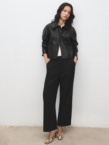 Regular Pantaloni cu dungă 'PAU' de la MANGO pe negru