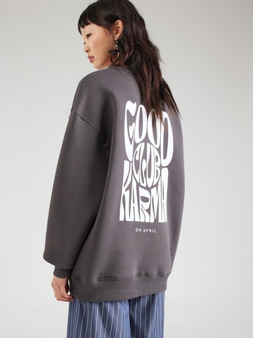 OH APRIL Sweatshirt i grå: forside