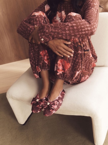 B by Ted Baker Pantofle – hnědá