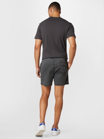 Superdry Regular Shorts in Grau