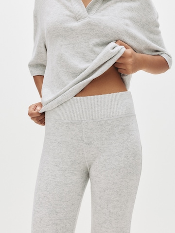 Pull&BearFlared/zvonoliki kroj Hlače - siva boja