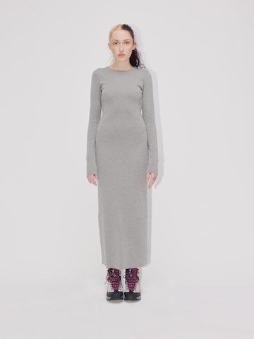ABOUT YOU REBIRTH STUDIOS Платье 'Essential' в Серый: спереди
