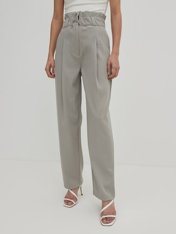 EDITED Regular Pleat-Front Pants 'Dana' in Grey: front