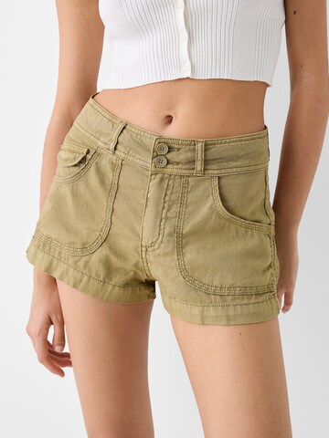 Bershka Regular Shorts in Grün