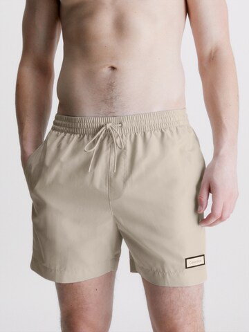 Shorts de bain Calvin Klein Swimwear en gris : devant