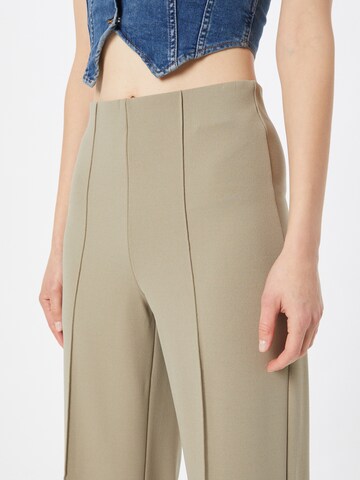 Wide leg Pantaloni cu dungă 'Becky' de la VERO MODA pe verde