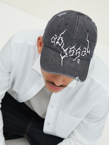 Bershka Lippalakki värissä musta