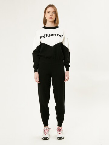 Influencer Sweter w kolorze czarny
