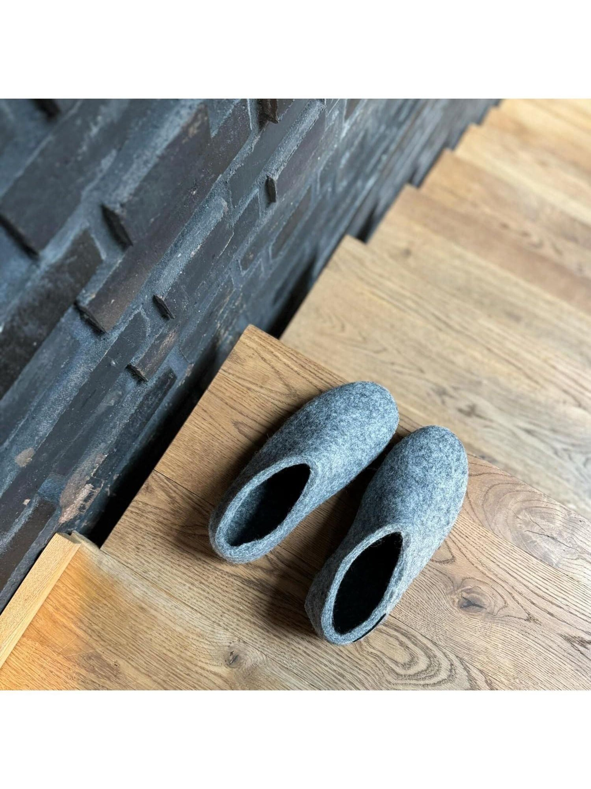 SHUS walk with nature Huisschoenen 'Uldhjemmesko (100% ren uld) - m/sål i skind - Dansk Design fra SHUS' in Grijs