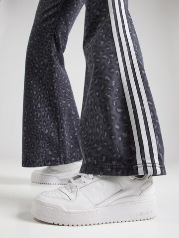 ADIDAS ORIGINALS Flared Jeans in Zwart