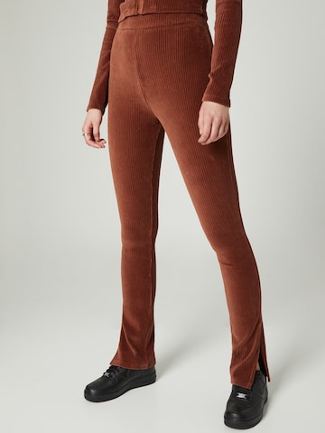 VIERVIER Rozkloszowany krój Spodnie 'Aliya' w kolorze brązowy: przód