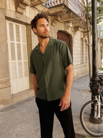 Fit confort Chemise 'Hanno' DAN FOX APPAREL en vert