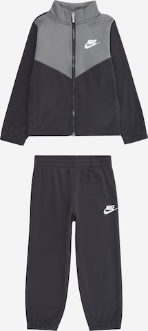 Nike Sportswear Jogginganzug 'ESSENTIALS' in Grau: Vorderseite