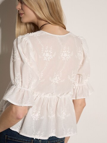Apricot Floral Embroidered Cotton Crop Blouse ' ' in Weiß