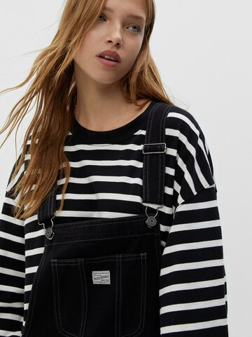 Salopeta de la Pull&Bear pe negru