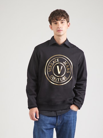 Bluză de molton de la Versace Jeans Couture pe negru: față
