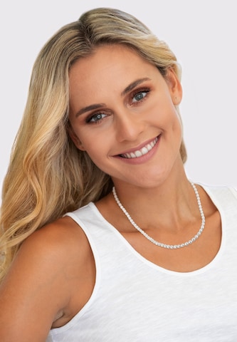 Nenalina Necklace in White: front