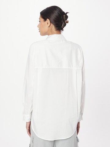 UNITED COLORS OF BENETTON Блуза в бяло