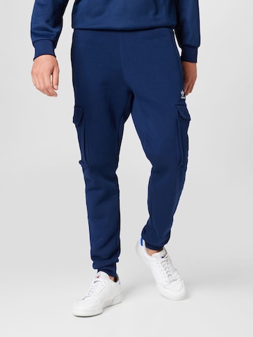 mėlyna ADIDAS ORIGINALS Siaurėjantis Laisvo stiliaus kelnės 'Adicolor Essentials Trefoil ': priekis