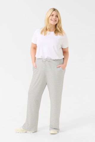 KAFFE CURVE - Loosefit Pantalón en blanco