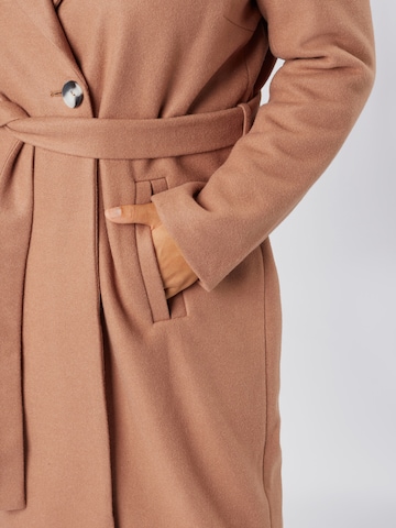 Manteau mi-saison 'Tina' ONLY Carmakoma en marron