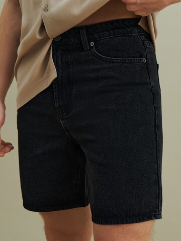 DAN FOX APPAREL Regular Shorts 'Angelo' in Schwarz