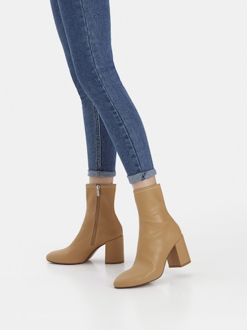 Bershka Ankle Boots in Beige: front