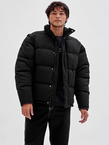 GUESS Winter Jacket in Black: front