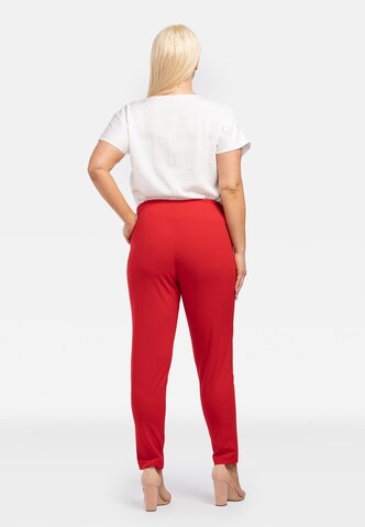 Coupe slim Pantalon à pince 'ERYKA' Karko en rouge