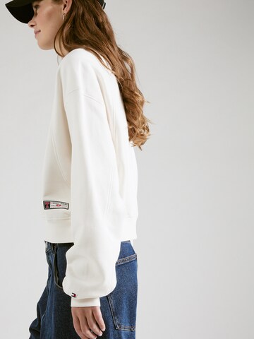 Tommy Jeans Sweatshirt 'ARCHIVE GAMES' in Wit