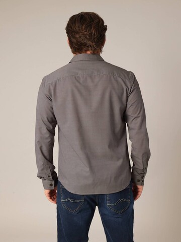 Coupe regular Chemise 'EMPOWER' Deeluxe en gris