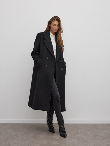RÆRE by Lorena Rae Mantel in Schwarz: Vorderseite