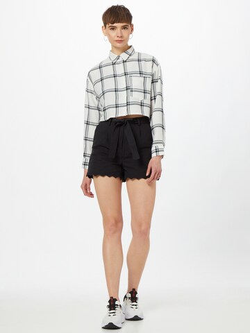 GLAMOROUS Regular Shorts in Schwarz